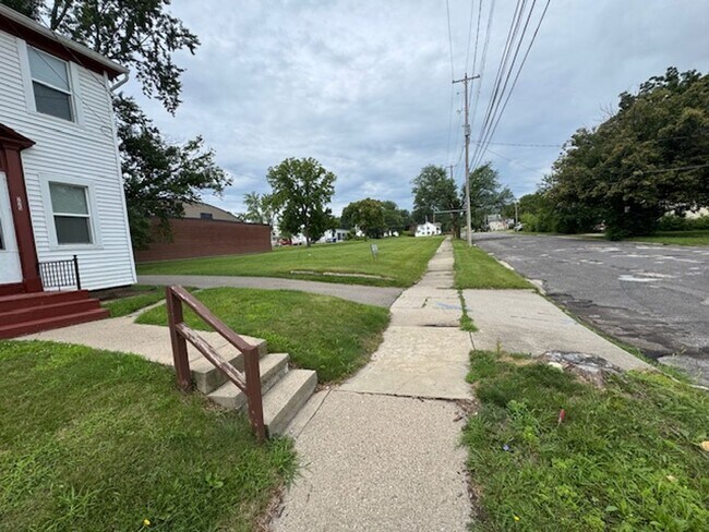 Building Photo - Trail St 223-225 W