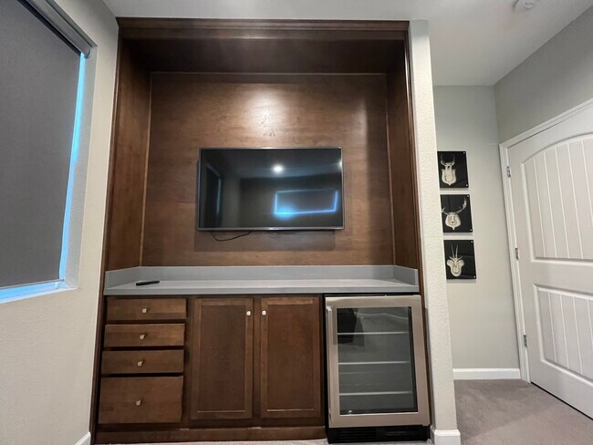 Building Photo - 215 Burbank St