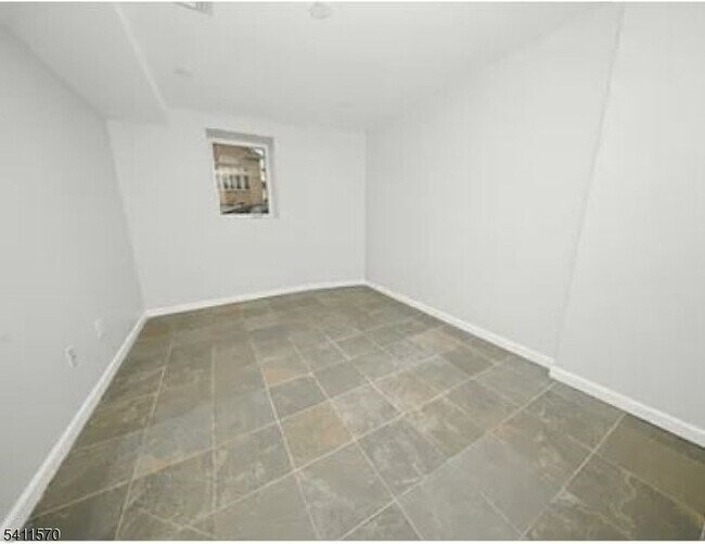 Building Photo - 437 Elm St