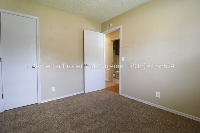 Building Photo - 4902 S Gum Ave