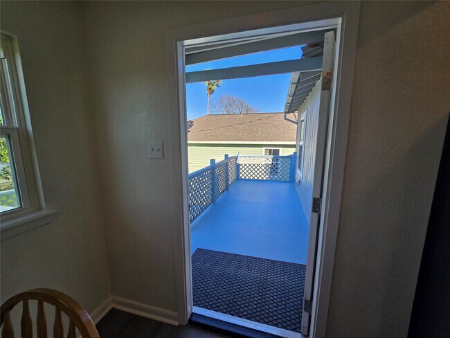 Building Photo - 914 Avenue K