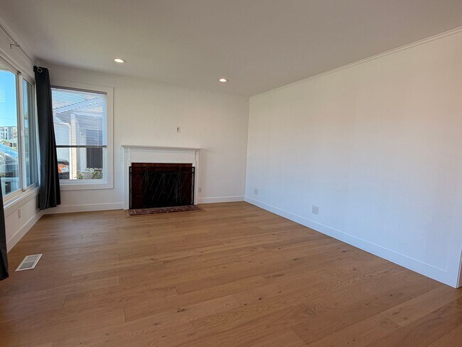 Building Photo - Spacious 4 Bedroom/2Bathroom Home in South San Francisco!