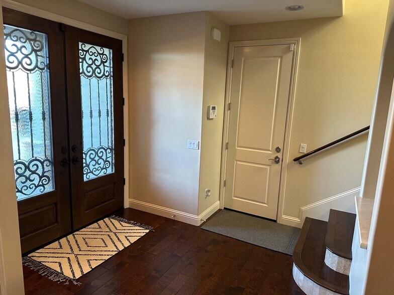 Foyer - 213 Cima de Colina