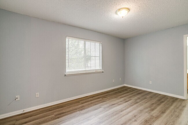 Building Photo - Spacious Well Maintained 2 Bed- 2.5 Bath T...