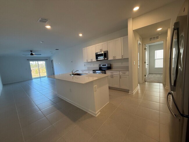 Building Photo - Beautiful 3 bedroom 2 bathroom house Lease Special!!!!