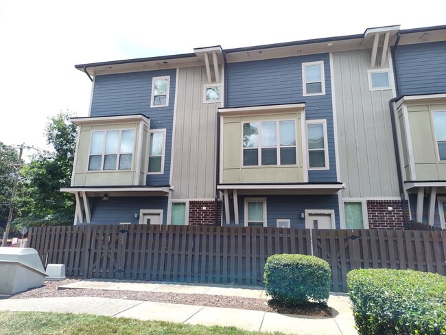 Building Photo - Move-In Ready Townhome located in the Stee...