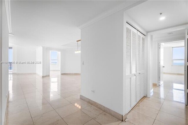 Building Photo - 848 Brickell Key Dr