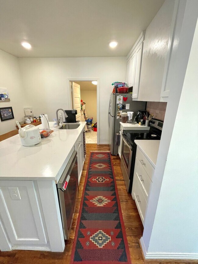 Building Photo - Cozy 3 Bed, 2 Bath Farmhouse Cottage