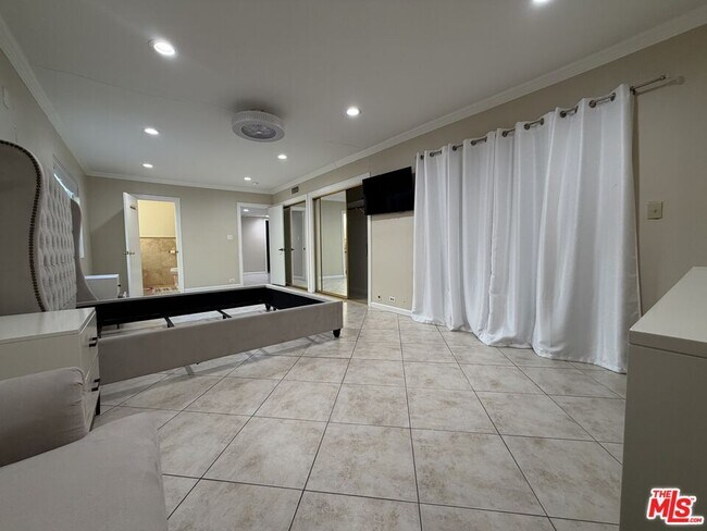 Building Photo - 10609 Reseda Blvd