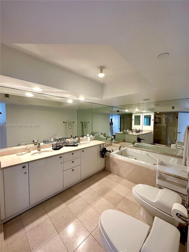 Building Photo - 16500 Collins Ave