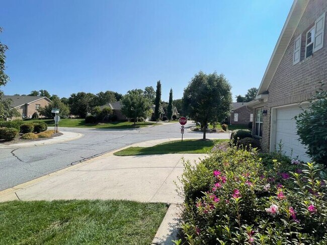 Building Photo - NW Brick Townhome, Granite Counter-Tops, W...