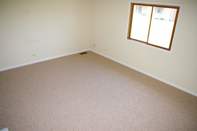 Building Photo - 315 Creekside Dr