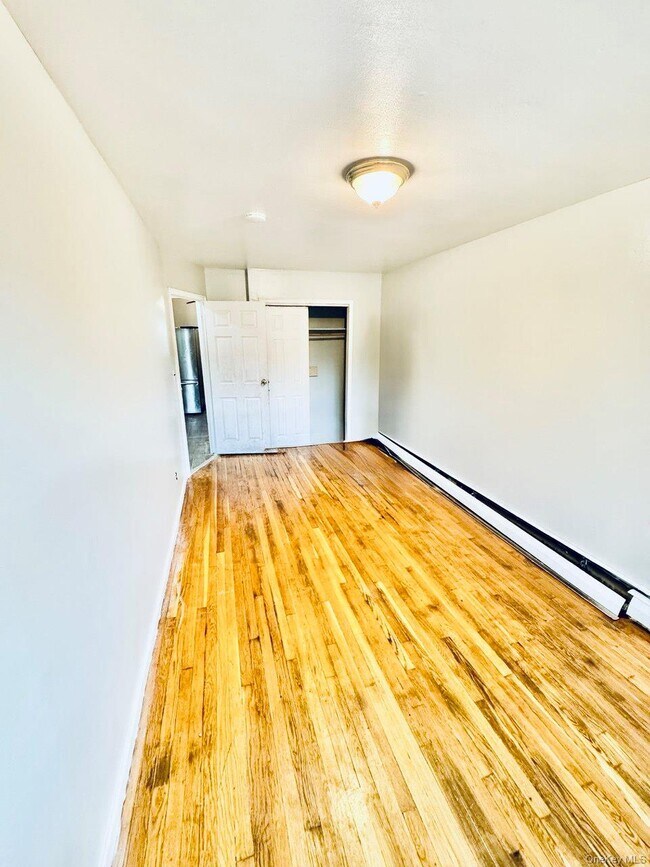 Building Photo - 817 Van Nest Ave
