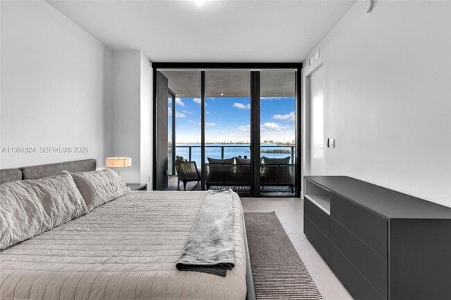 Building Photo - 700 NE 24th St