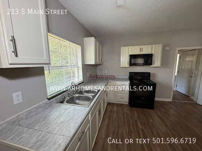 Building Photo - 213 S Main St