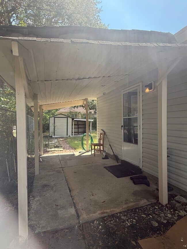 Building Photo - Two Bedroom Cutie