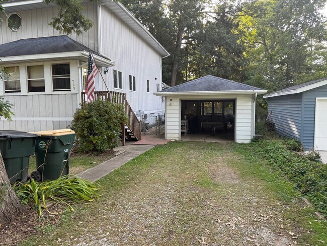 Building Photo - 709 Manor Dr