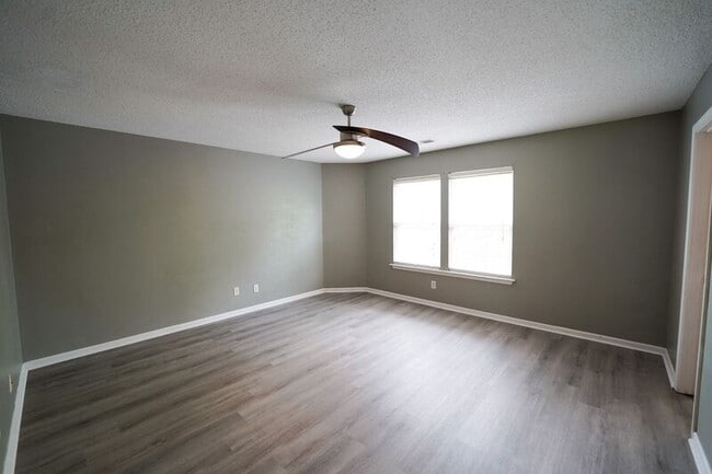 Building Photo - 8 Willow Lakes Dr