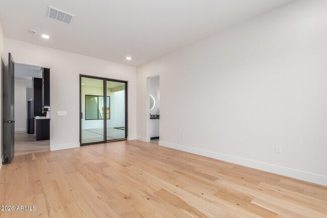Building Photo - 3014 E Avalon Dr
