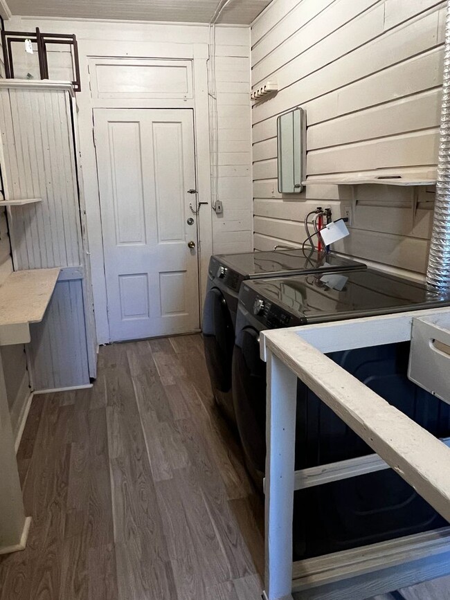 Building Photo - PRICE REDUCED on this Recently Renovated 3 Bed/1 Bath Home in Troy Hill