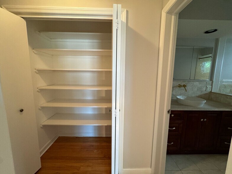 Building Photo - 537 Winterburn Grv