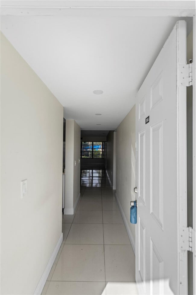 Building Photo - 1719 Whitehall Dr