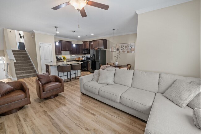 Building Photo - 3 Bedroom Townhome Across from Richmond Hill Golf Club
