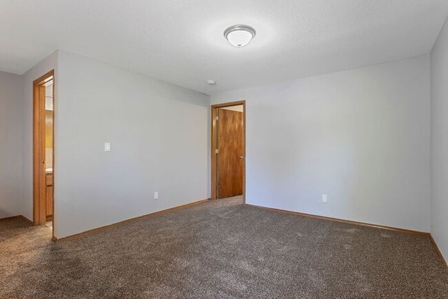 Building Photo - 3 bedroom townhouse with Garage!! Wont las...