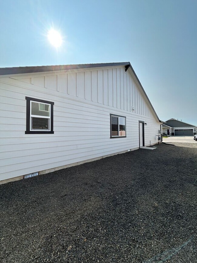 Building Photo - Brand New Home 3 Bedroom Home In Star!