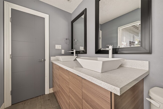 Building Photo - 2130 Round Lake Dr