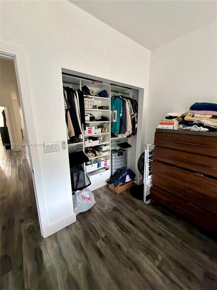 Building Photo - 913 NW 45th Ter