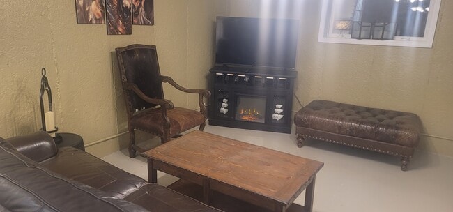 Building Photo - 1613 Draw St