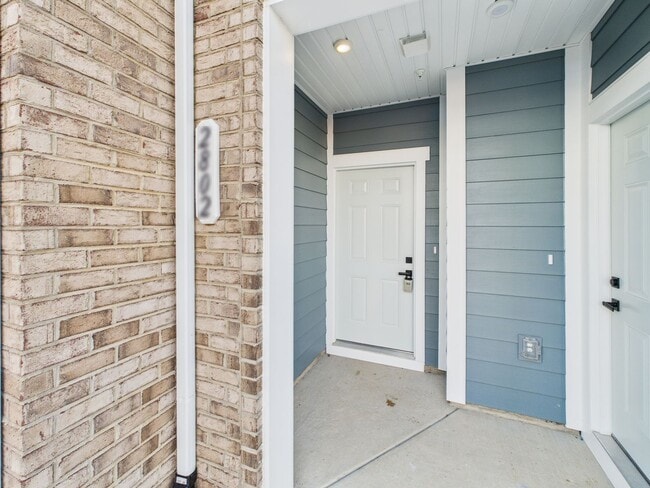 Building Photo - 2802 Calgary Ln