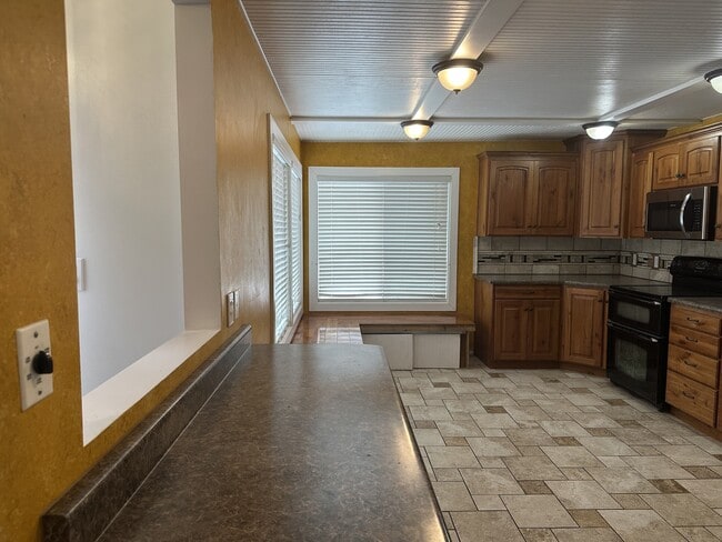 Building Photo - 1000 Canyon Rd