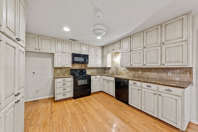 Building Photo - 121 Lake Vista W