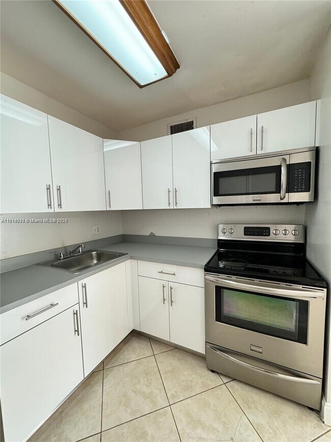 Primary Photo - 9370 SW 87th Ave