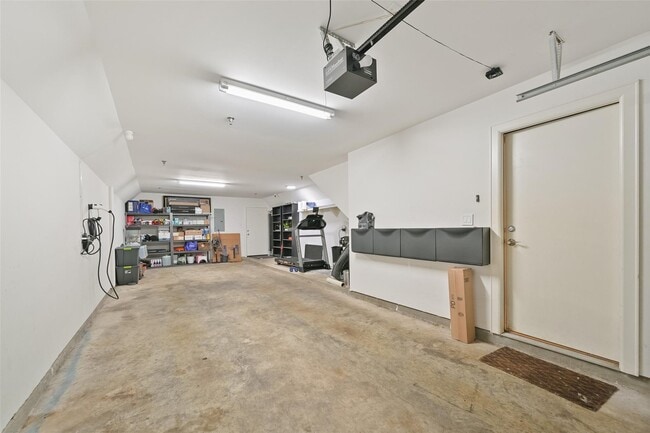 Building Photo - 8715 Meadowcroft Dr