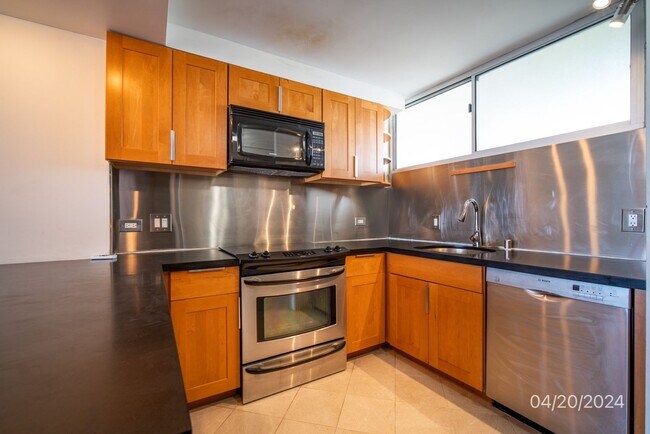 Building Photo - Clean 1BR/1BA/1PKG in Ala Wai Plaza Skyrise.