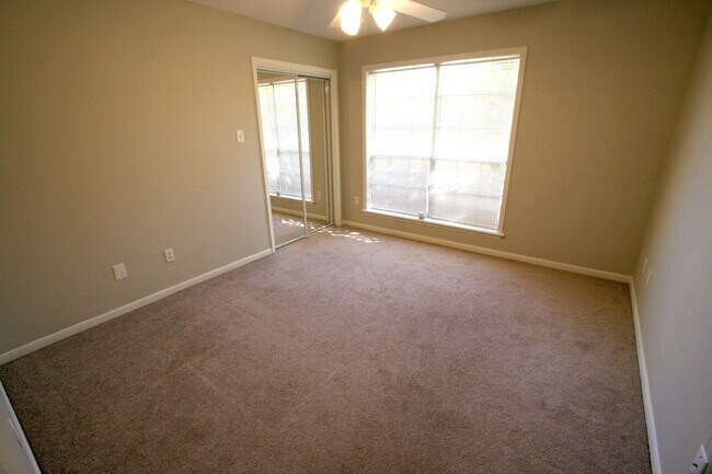 Building Photo - Spacious and Centrally Located