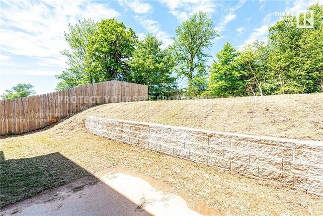 Building Photo - 505 W Laurel Ave