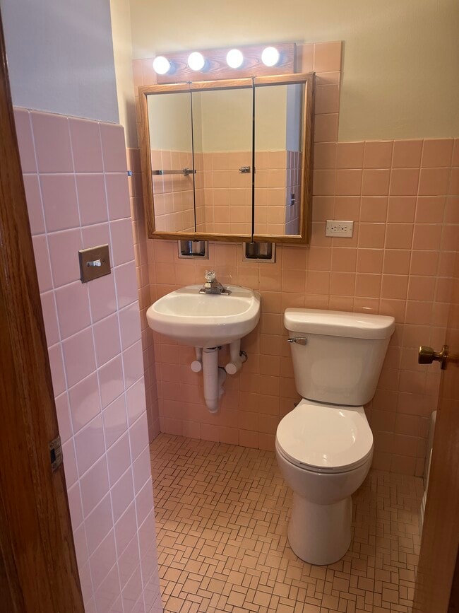 Building Photo - 8545-8553 N Milwaukee Ave