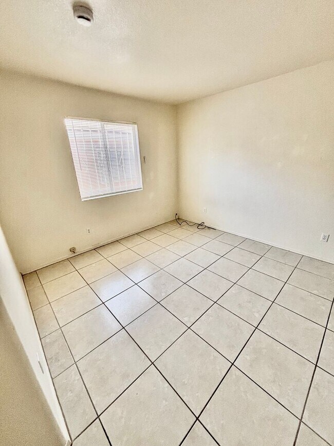 Building Photo - Delightful East Side 3 bedroom/2 bath Home with AC