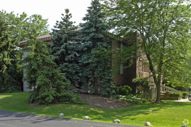 709 Hastings Ave - Fieldstone Court Apartments