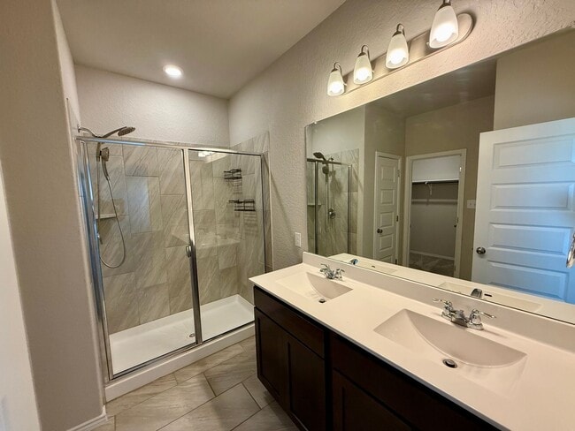 Building Photo - Lovely 1-story 4 bedroom/2 bath home is an...