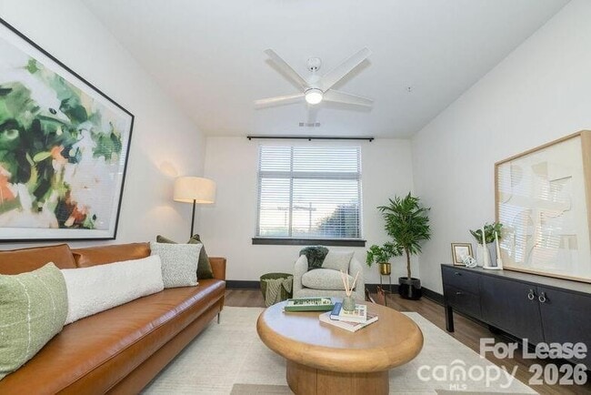 Building Photo - 425 W Trade St