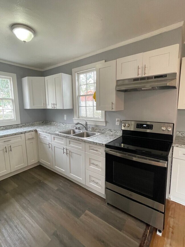 Building Photo - MIDTOWN BUNGALOW