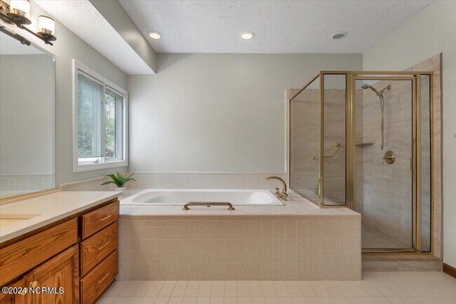 Building Photo - 38 Pinebrook Dr