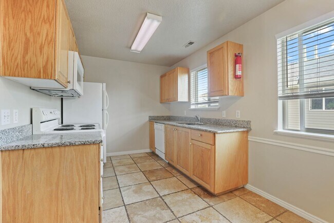 Building Photo - 2 Bed 1 Bath Upper Condo in Rexburg - with Optix internet and washer and dryer included!