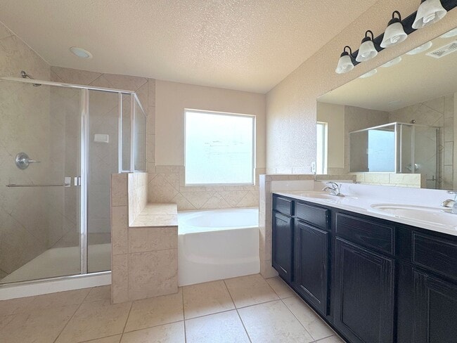 Building Photo - Sandstone Ranch Estates 4Bed/2.5bath Refrig A/C!