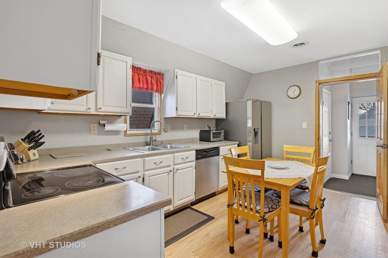 Building Photo - 5929 W Leland Ave